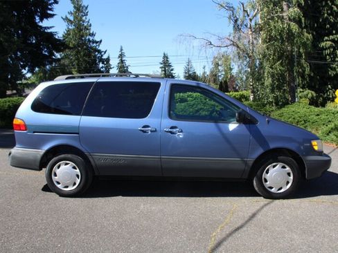 Used 1999 Toyota Sienna LE FWD image 11