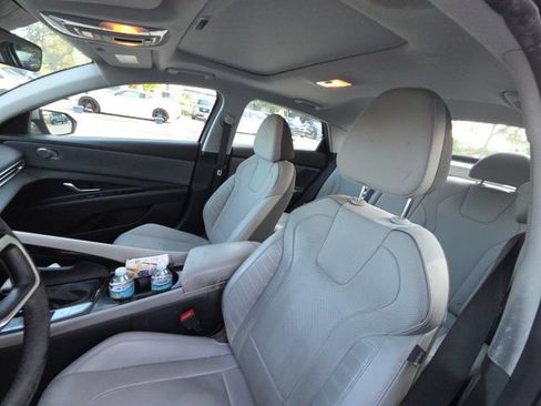Used 2023 Hyundai Elantra Limited FWD image 9