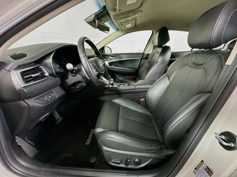 Used 2025 Genesis G70 2.5T image 13