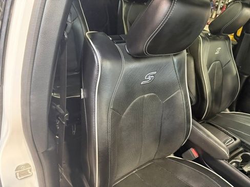 Used 2023 Chrysler Pacifica Limited w/ Uconnect Theater Family Group FWD image 10