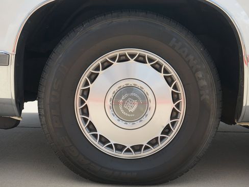 Used 1993 Cadillac Fleetwood Sedan image 35