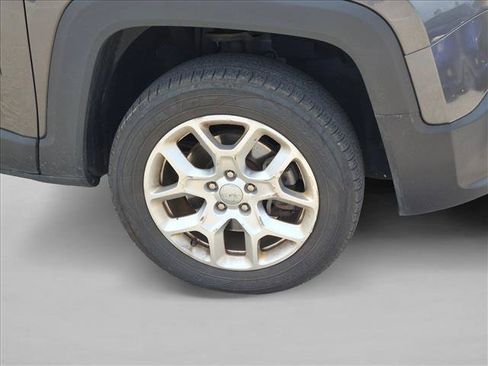 Used 2017 Jeep Renegade Latitude w/ Cold Weather Group AWD/4WD image 8