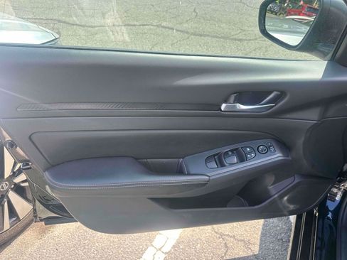 Used 2025 Nissan Altima 2.5 SV FWD image 14