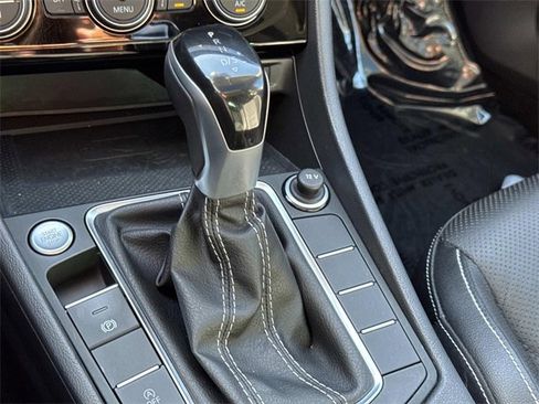 Certified 2022 Volkswagen Jetta SEL image 22