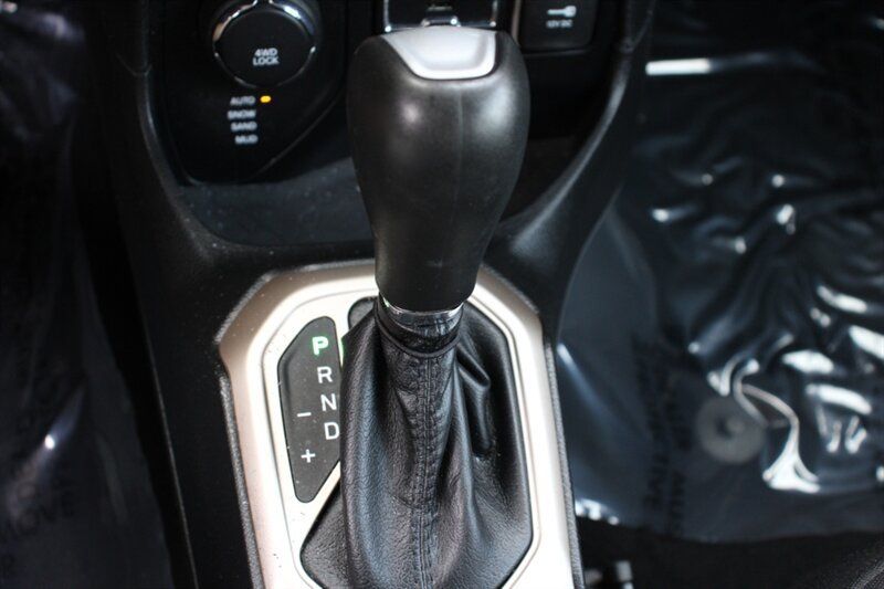 Used 2016 Jeep Renegade Latitude AWD/4WD image 7