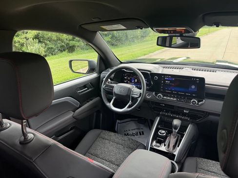 Used 2025 Chevrolet Colorado Z71 w/ Technology Package AWD/4WD image 18