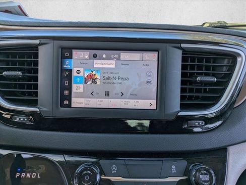 Used 2022 Chrysler Voyager LX image 14