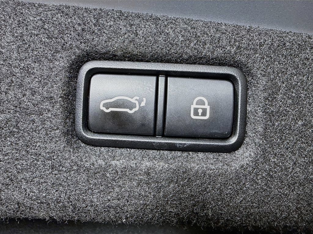 Used 2020 Genesis G90 3.3T Premium RWD image 35