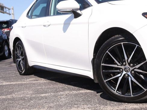 Used 2022 Toyota Camry SE FWD image 3