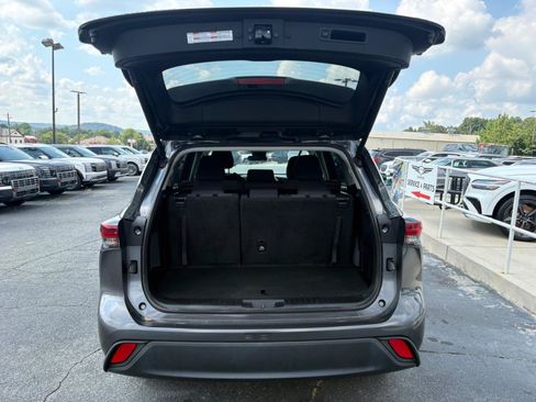 Used 2024 Toyota Highlander LE FWD image 11