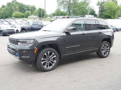 Used 2023 Jeep Grand Cherokee Overland AWD/4WD image 2