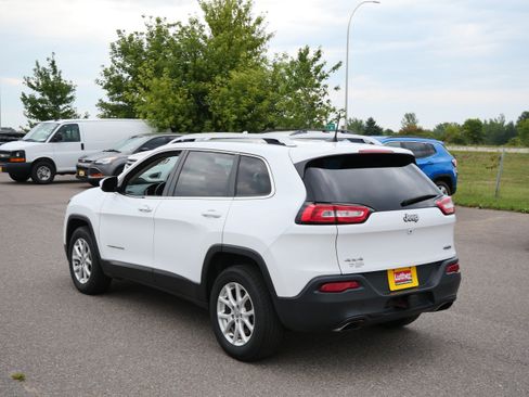 Used 2017 Jeep Cherokee Latitude w/ Cold Weather Group AWD/4WD image 5