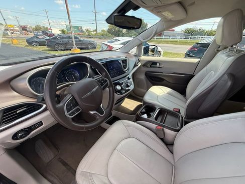 Used 2017 Chrysler Pacifica Touring-L w/ Tire & Wheel Group FWD image 16