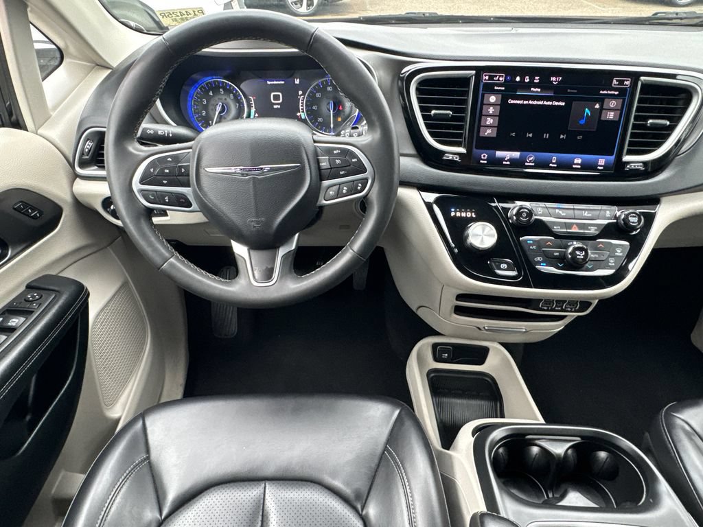 Used 2023 Chrysler Pacifica Touring-L FWD image 19