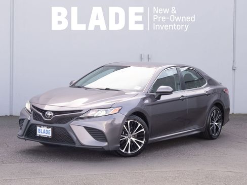 Used 2018 Toyota Camry SE image 1