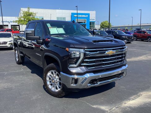 Used 2024 Chevrolet Silverado 2500 LTZ w/ LTZ Plus Package image 9
