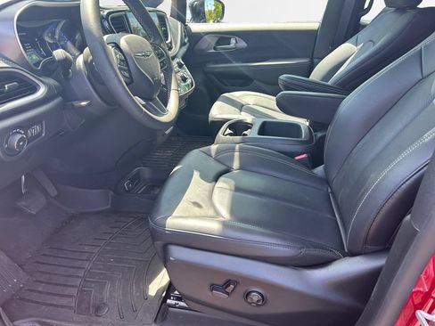 Certified 2025 Chrysler Pacifica Select AWD/4WD image 12