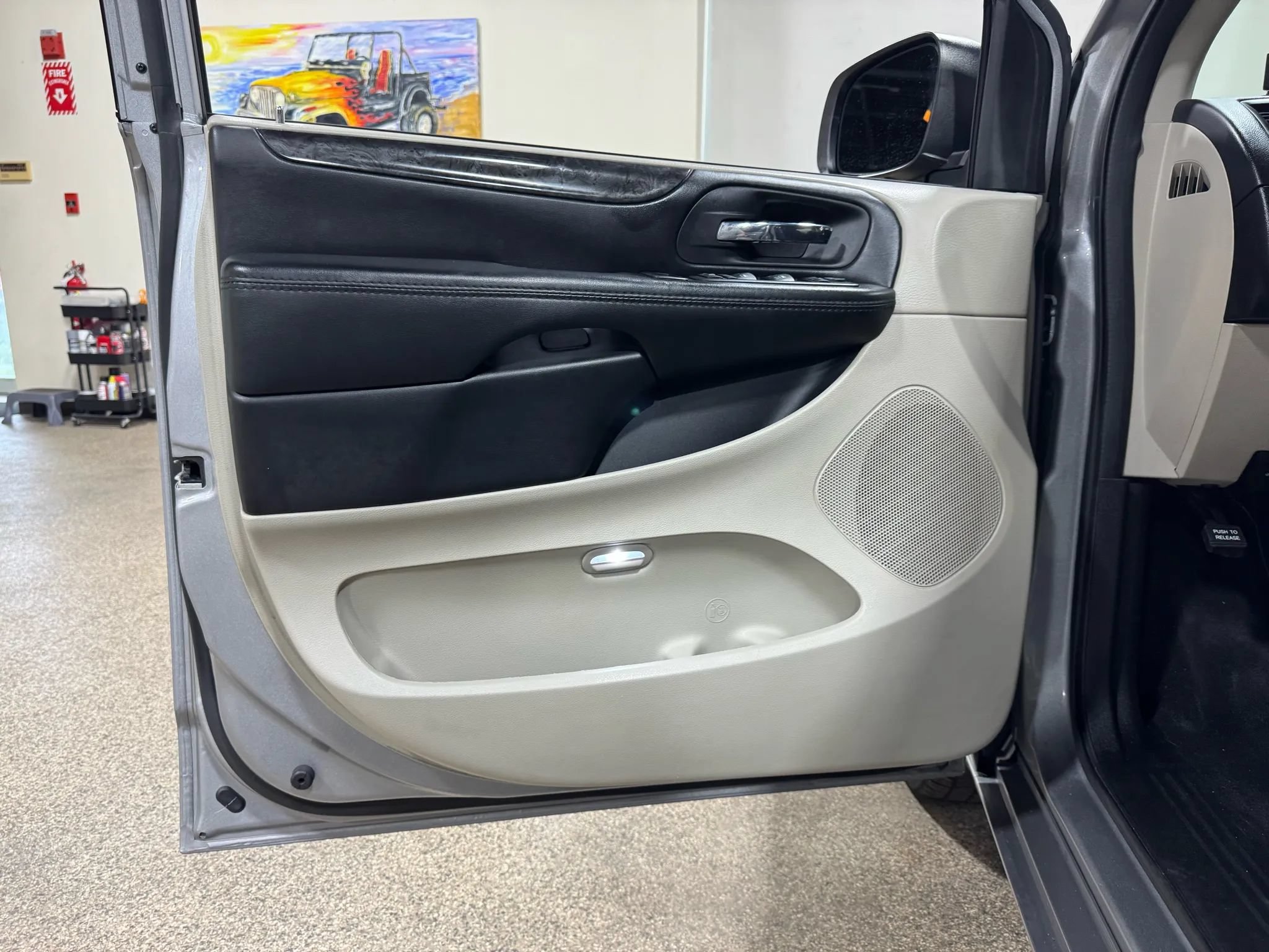 Used 2018 Dodge Grand Caravan SE FWD image 24