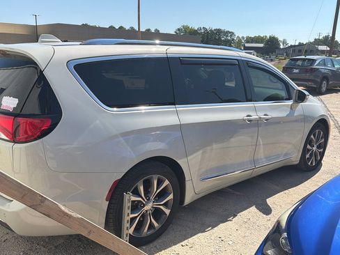 Used 2017 Chrysler Pacifica Limited FWD image 5