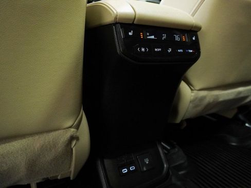 Used 2023 Toyota Highlander Platinum image 16