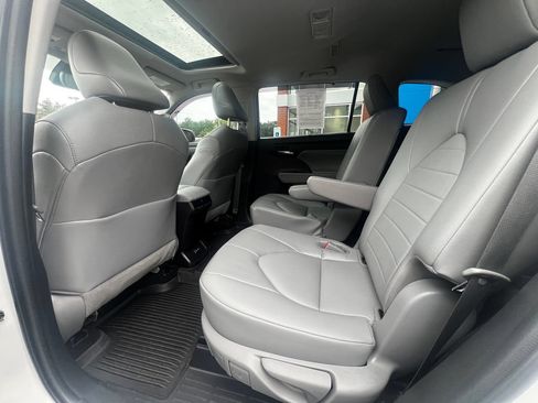 Used 2022 Toyota Highlander XLE AWD/4WD image 16