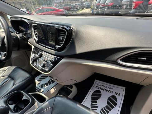 Used 2023 Chrysler Pacifica Touring-L FWD image 11