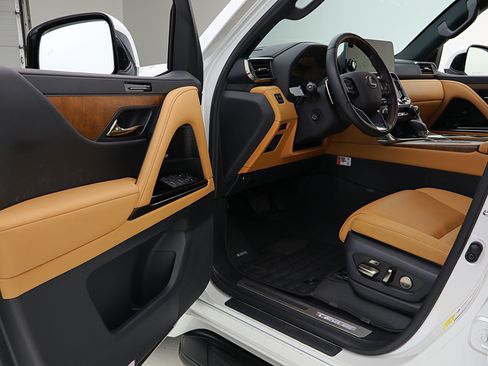 Used 2025 Lexus LX 700h Luxury AWD/4WD image 31