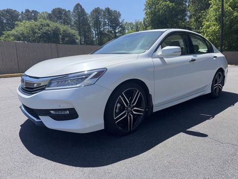 Used 2017 Honda Accord Touring image 2