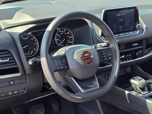 Used 2025 Nissan Rogue SV image 15