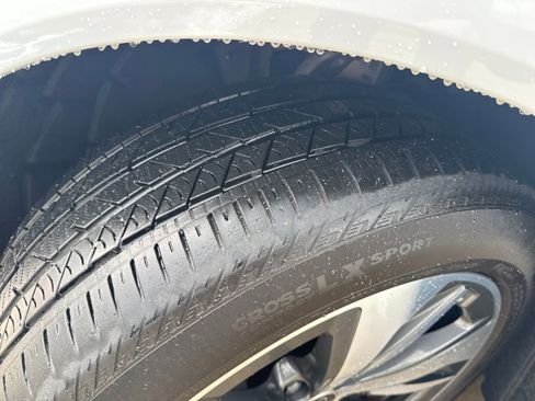 Used 2024 Audi Q8 e-tron Premium image 28