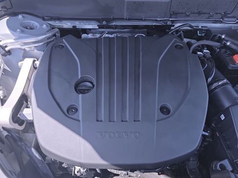 Certified 2025 Volvo XC90 B5 Plus AWD/4WD image 35