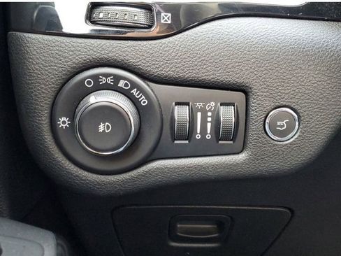 Used 2020 Jeep Cherokee Latitude Plus image 27