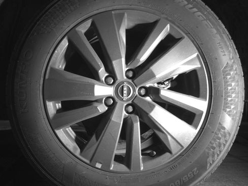 Used 2025 Nissan Pathfinder SV FWD image 14