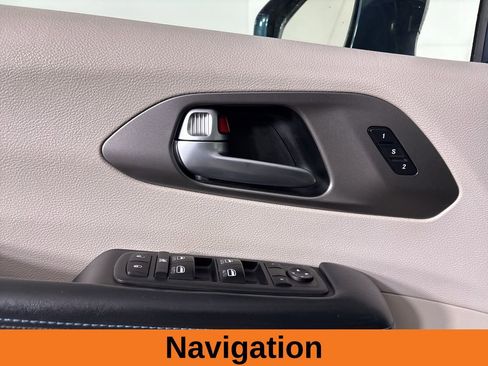 Used 2021 Chrysler Pacifica Touring-L w/ Uconnect Theater Family Group image 11