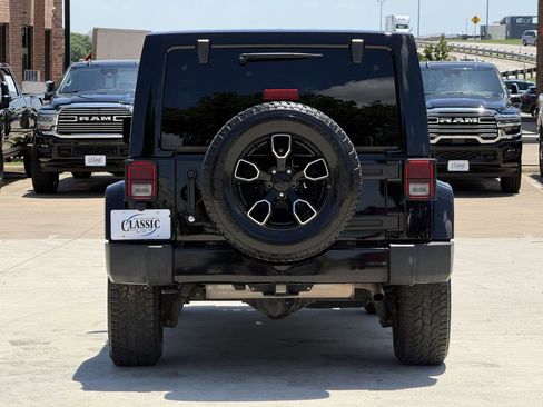 Used 2018 Jeep Wrangler Unlimited Sahara AWD/4WD image 5