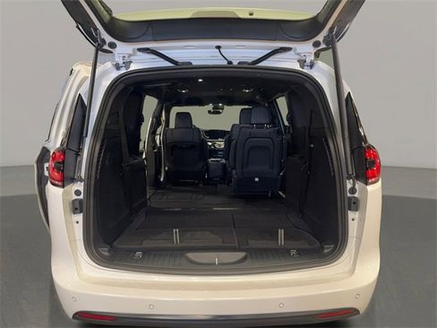 New 2026 Chrysler Pacifica Select image 11