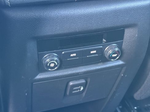 Used 2021 Chevrolet Traverse LT image 16