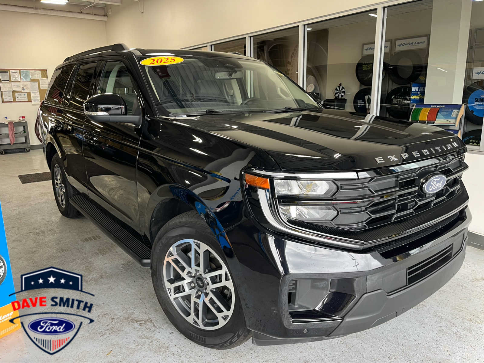 Used 2025 Ford Expedition Active AWD/4WD image 1