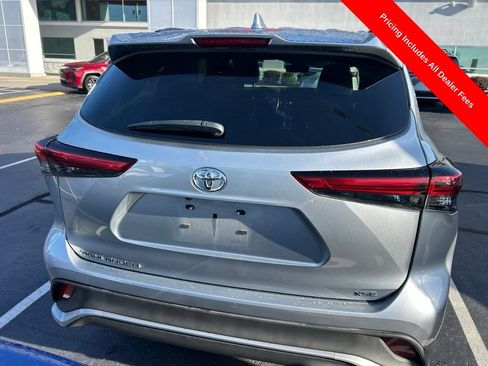 Used 2022 Toyota Highlander XSE FWD image 8