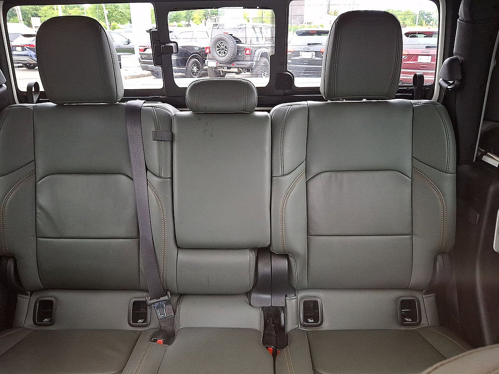 Used 2025 Jeep Gladiator Mojave AWD/4WD image 13