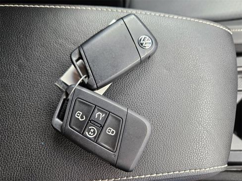 Used 2022 Volkswagen Tiguan SE image 34