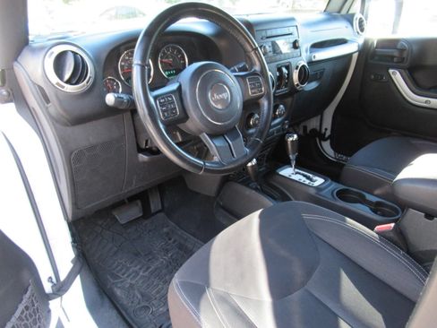 Used 2017 Jeep Wrangler Unlimited Sahara w/ Connectivity Group AWD/4WD image 16