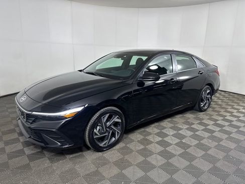 Certified 2025 Hyundai Elantra SEL image 7