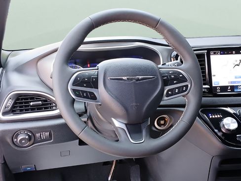 Used 2025 Chrysler Pacifica Select FWD image 28
