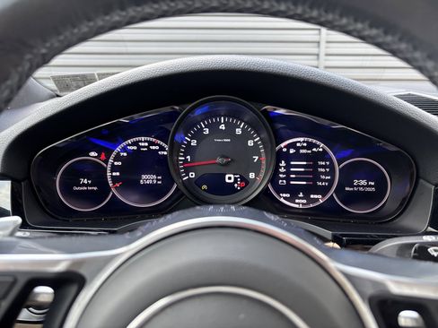 Certified 2022 Porsche Cayenne Platinum Edition image 25