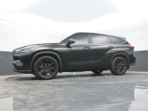 Used 2023 Toyota Highlander LE image 44