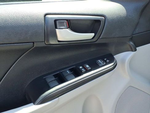 Used 2013 Toyota Camry LE w/ Preferred Accessory Pkg FWD image 4