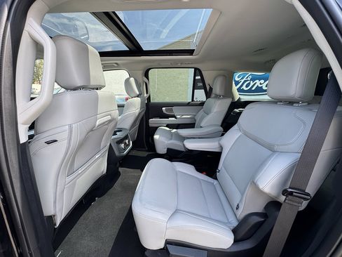 Used 2025 Ford Expedition Platinum AWD/4WD image 23