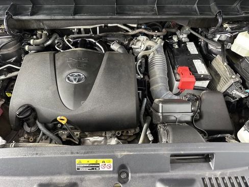 Used 2022 Toyota Highlander XLE AWD/4WD image 10