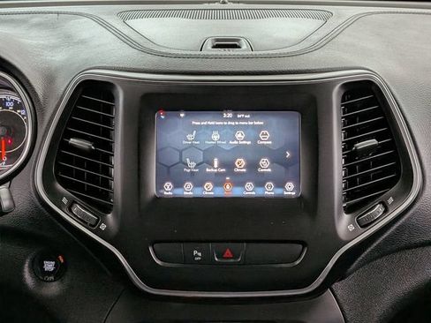Used 2019 Jeep Cherokee Latitude Plus w/ Cold Weather Group AWD/4WD image 26